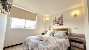 3 bedrooms, iron/ironing board, internet, bed sheets