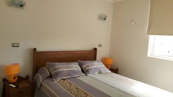 3 bedrooms, iron/ironing board, internet, bed sheets