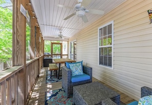 Outdoor dining - Tracie's Oasis - Pool/fenced/beach walkable! (Oak Island)