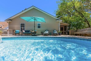 Pool - Tracie's Oasis - Pool/fenced/beach walkable! (Oak Island)