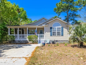 Exterior - Tracie's Oasis - Pool/fenced/beach walkable! (Oak Island)