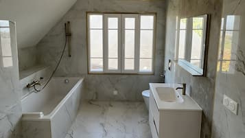 Een douche, een haardroger, handdoeken
