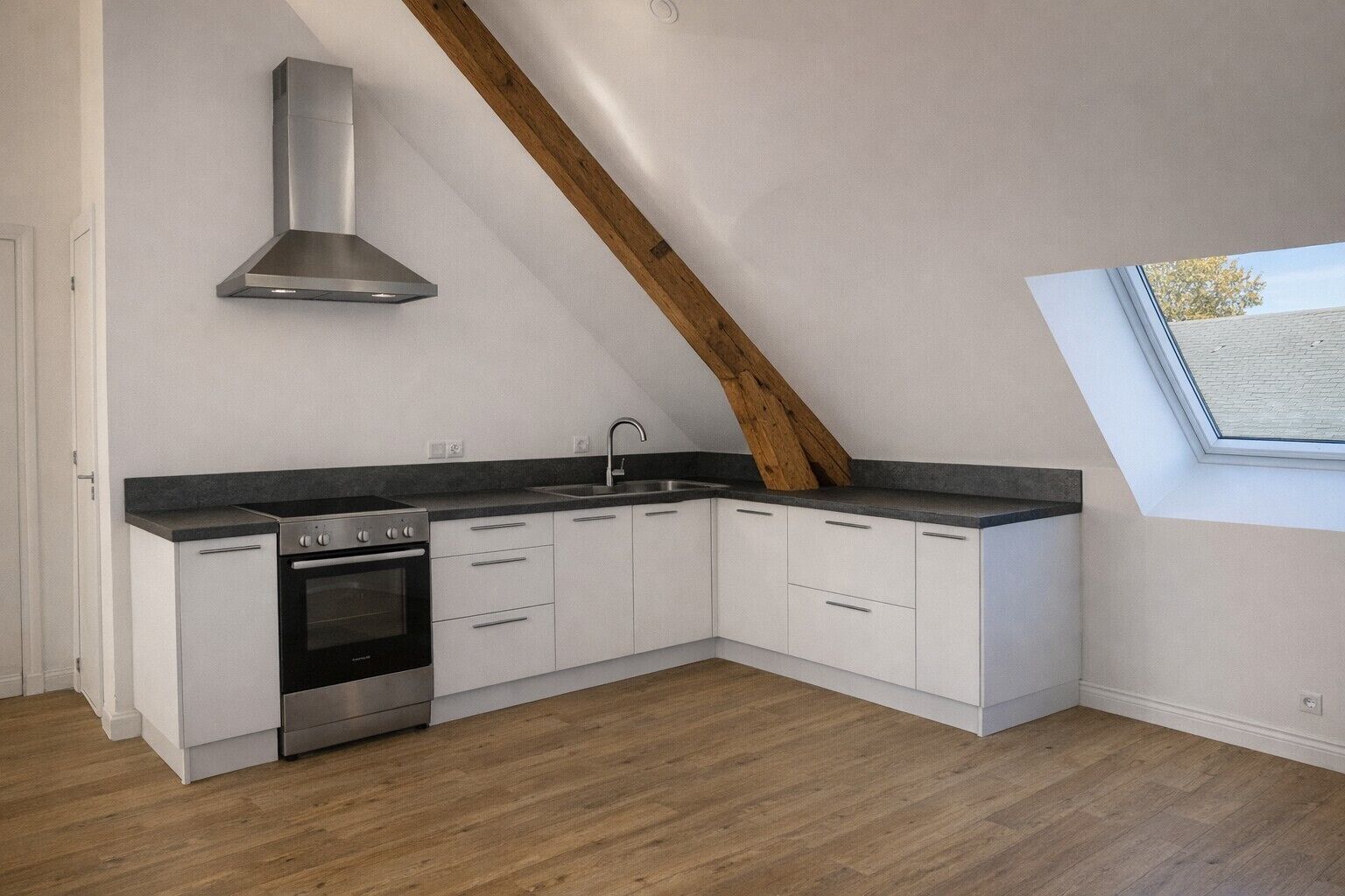 Fridge, oven, stovetop, coffee/tea maker