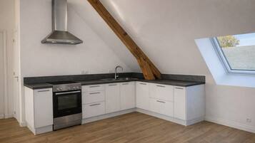 Fridge, oven, stovetop, coffee/tea maker