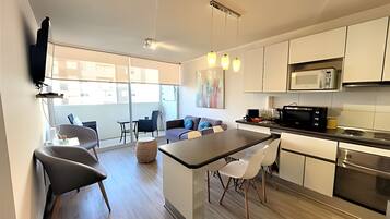 Fridge, cookware/dishes/utensils