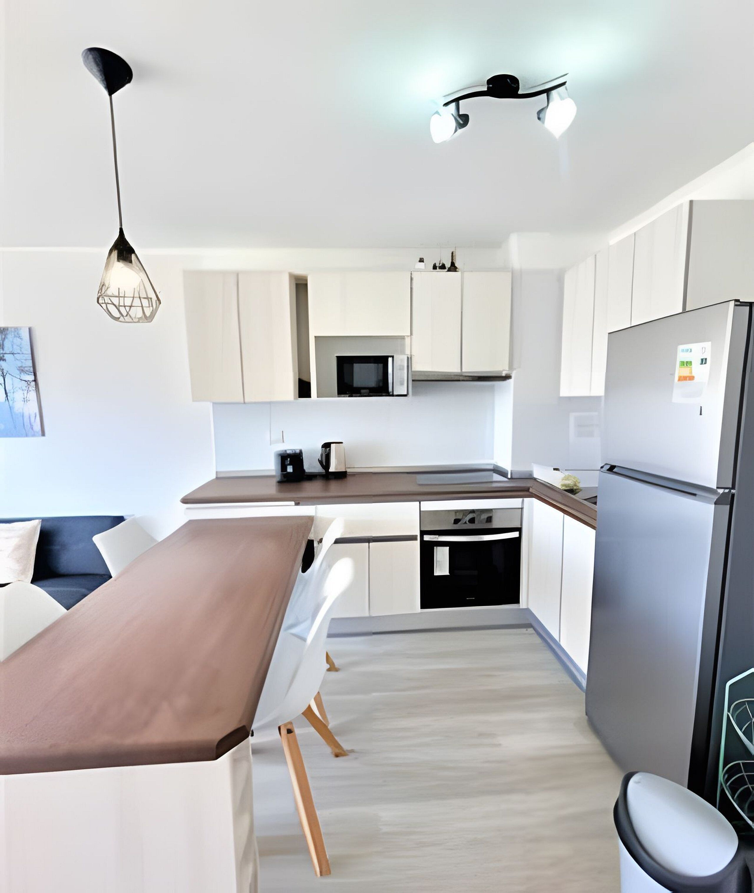 Fridge, cookware/dishes/utensils
