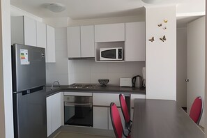 Kühlschrank, Mikrowelle, Ofen, Kochgeschirr/Geschirr/Besteck