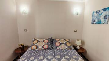2 bedrooms, iron/ironing board, internet, bed sheets