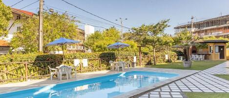 Una piscina al aire libre