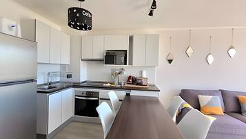 Fridge, microwave, oven, cookware/dishes/utensils