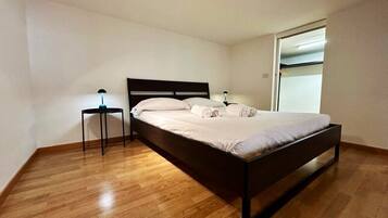 Iron/ironing board, WiFi, bed sheets, wheelchair access