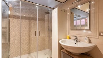 Haartrockner, Bidet, Handtücher, Seife