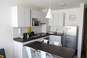 Cookware/dishes/utensils - Dept. 4th Floor, Cond. Pacifico 2800 (La Serena)