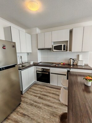 Kühlschrank, Mikrowelle, Ofen, Kochgeschirr/Geschirr/Besteck