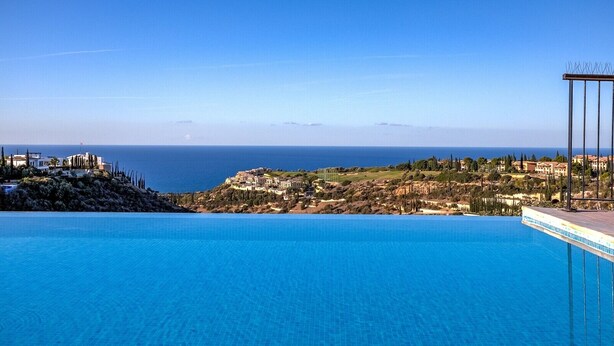 Piscina com vista para a paisagem costeira.