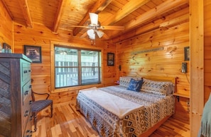 Iron/ironing board, WiFi, bed sheets - Cozy 2-bedroom cabin in brilliant Gatlinburg with AC (Gatlinburg)