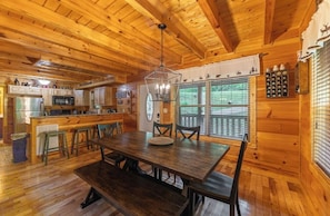 Dining - Cozy 2-bedroom cabin in brilliant Gatlinburg with AC (Gatlinburg)
