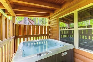 Outdoor spa tub - Cozy 2-bedroom cabin in brilliant Gatlinburg with AC (Gatlinburg)