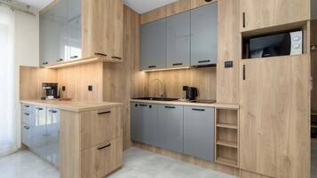 Geladeira, micro-ondas, cooktop, lava-louças
