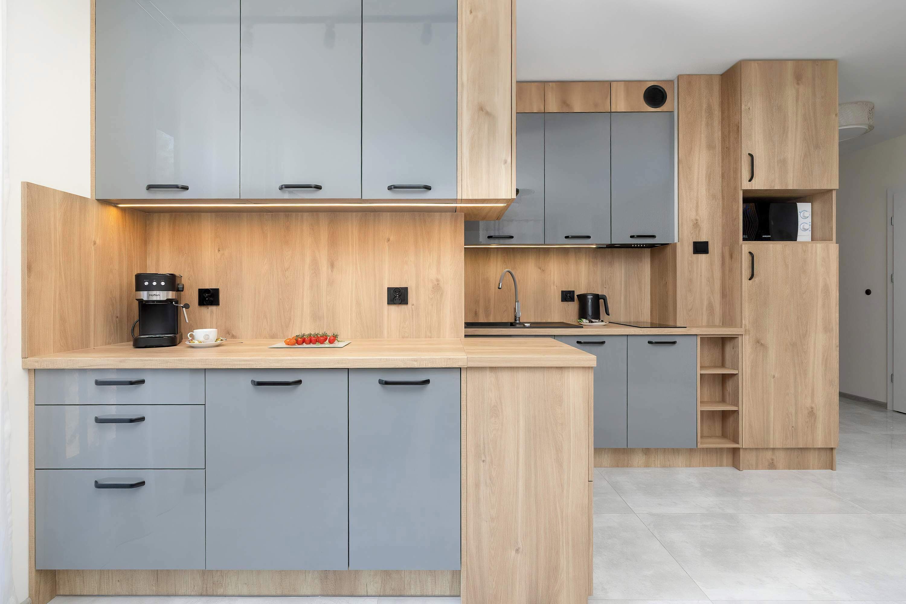 Coffee/tea maker, fridge, microwave, stovetop