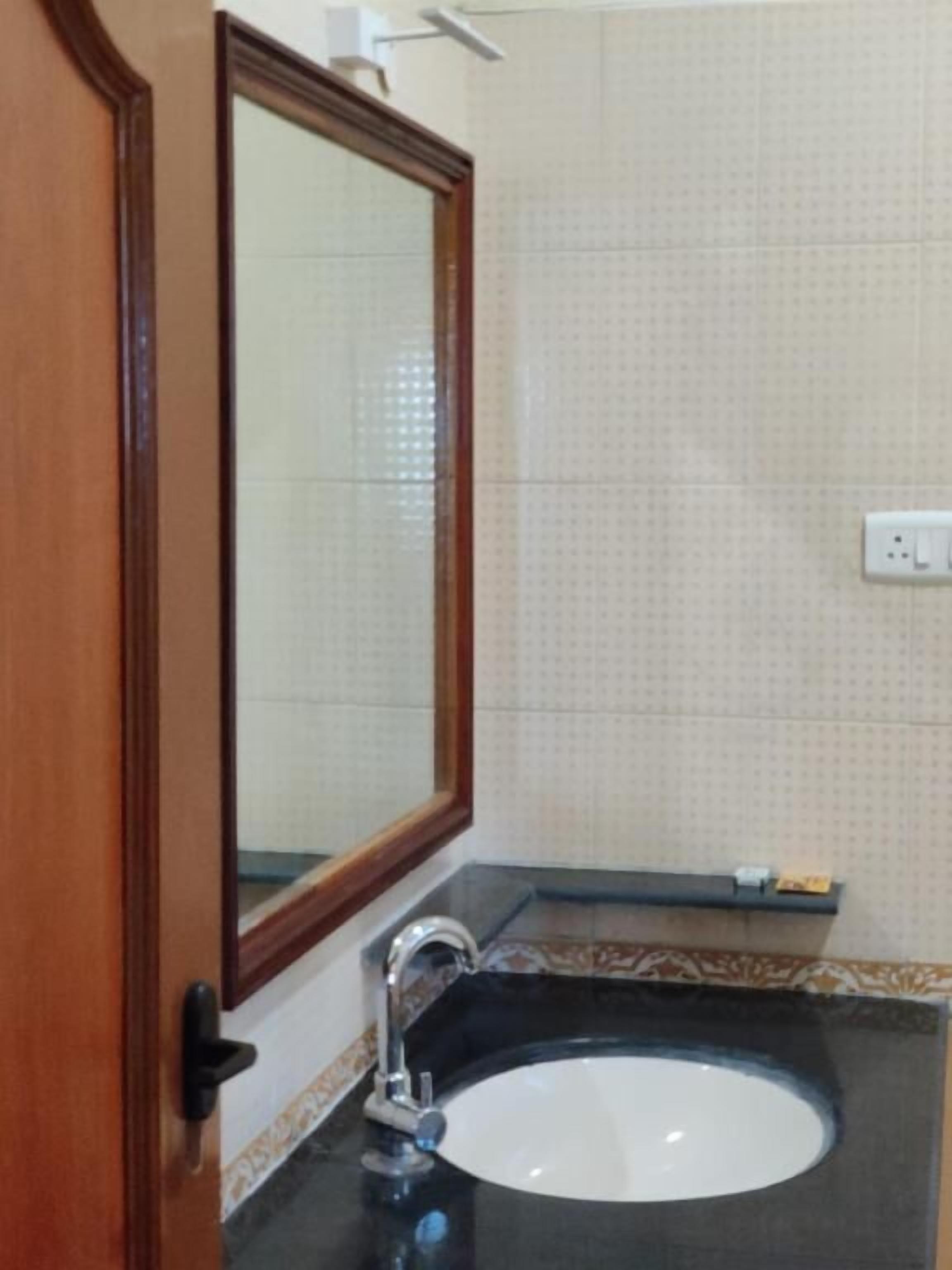 Habitación Deluxe con 1 cama doble o 2 individuales, balcón, vistas al jardín | Baño | Ducha, toallas, jabón y champú