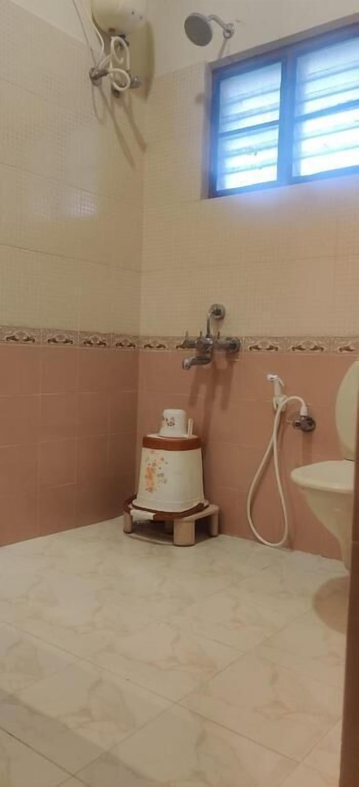 Un baño con ducha, inodoro y lavamanos.