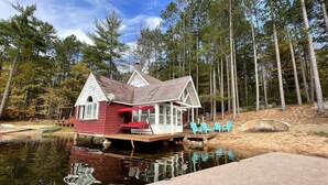 A cabin with a dock, surrounded by a forest and a pond. - Lost Lake Cottage

Munising/Wetmore (Munising Township)