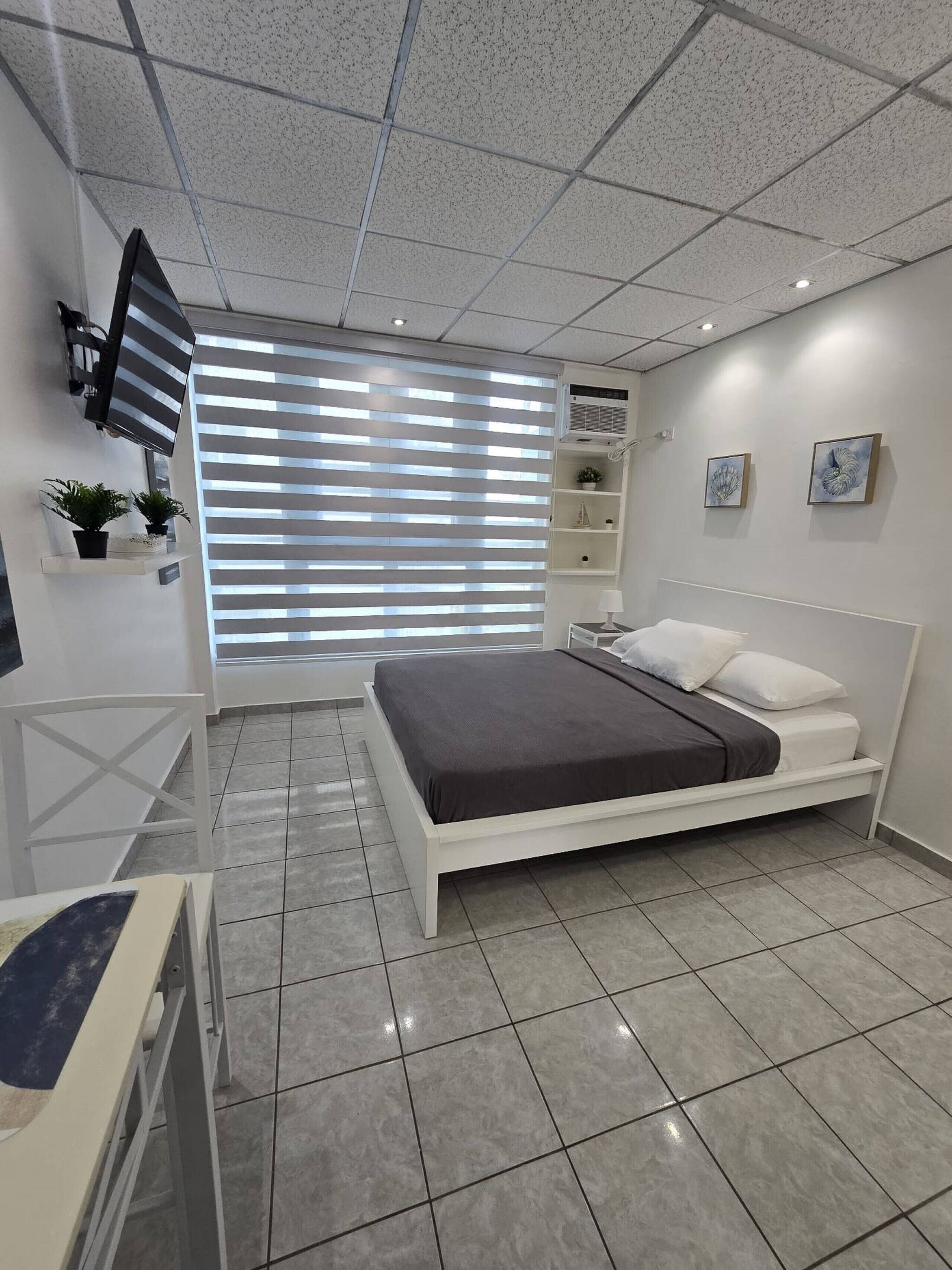 Iron/ironing board, bed sheets