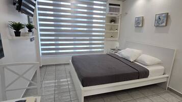 Iron/ironing board, bed sheets