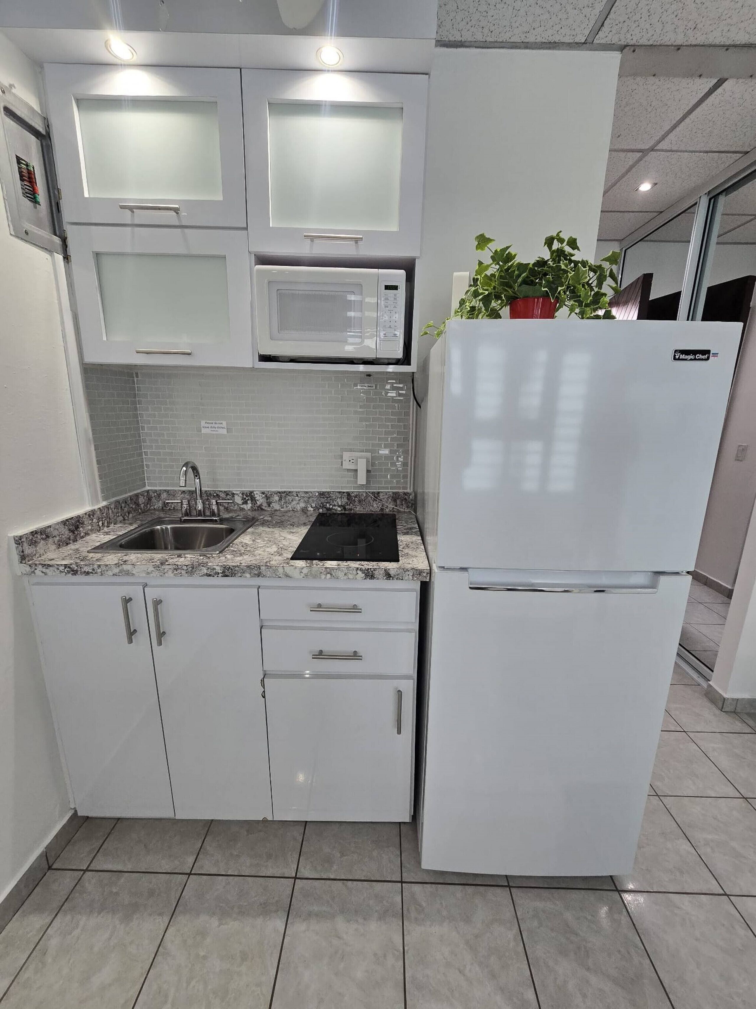 Coffee/tea maker, fridge, microwave, stovetop