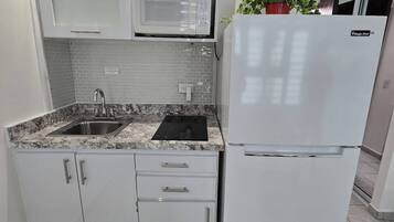 Coffee/tea maker, fridge, microwave, stovetop