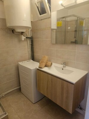 Shower, towels, toilet paper - Vacation Rental in a Seaside Resort (Grosseto-Prugna)