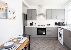 Wasserkocher mit Kaffee-/Teezubehör, Kühlschrank, Mikrowelle, Ofen