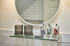 Regadera, secadora de cabello, shampoo 