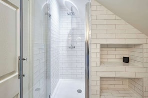 Douche, sèche-cheveux, shampoing