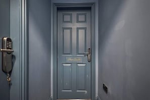 Una porta blava amb un tancat de codi i una placa amb la inscripció 'Ros Castle'.