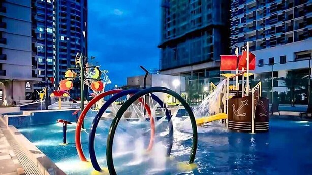 Ein Schwimmbecken mit Wasserrutschen und einem Spielbereich im Schiffsdesign.