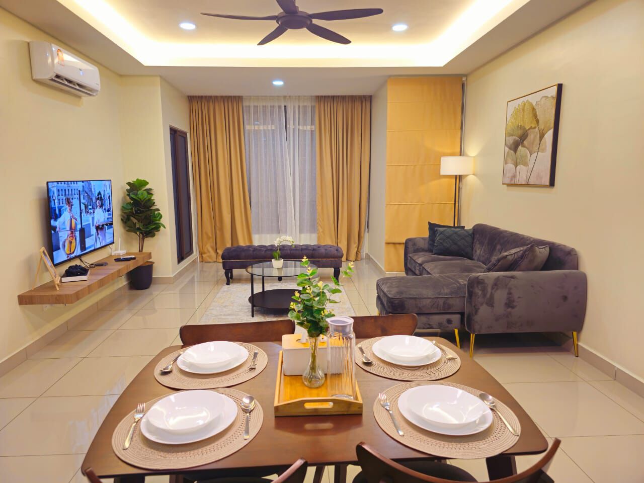 Appartamento Deluxe, patio, vista città | Ferro/asse da stiro, Wi-Fi gratuito
