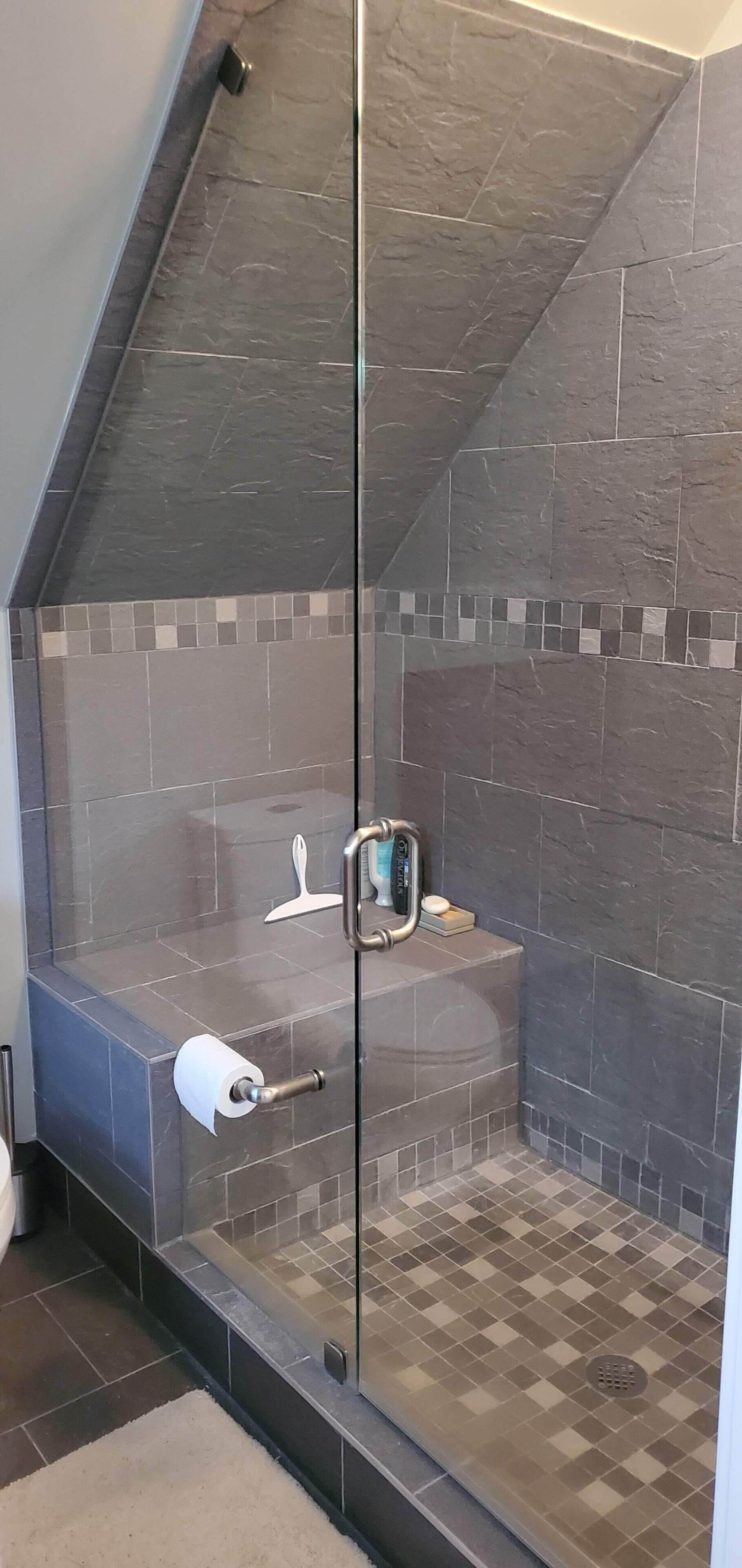 Douche, sèche-cheveux, serviettes fournies, savon