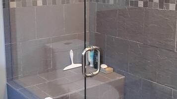 Douche, sèche-cheveux, serviettes fournies, savon