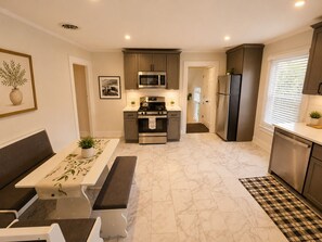 Dining - Easy Walk to Track & Broadway, Large Private Apt (Saratoga Springs)