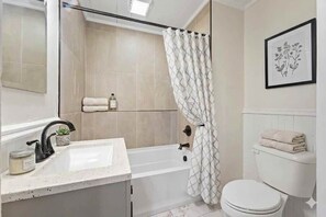 Hair dryer, towels, toilet paper - Easy Walk to Track & Broadway, Large Private Apt (Saratoga Springs)