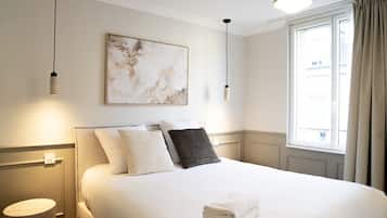 Tabla de planchar con plancha, wifi y ropa de cama