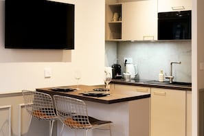 Refrigerador, microondas, placa de cocina, cafetera/tetera