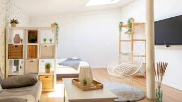 Tabla de planchar con plancha, wifi y ropa de cama