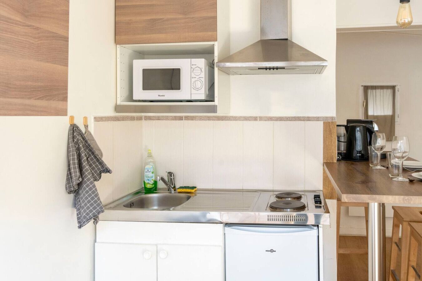 Refrigerador, microondas, parrilla de estufa y cafetera y tetera 