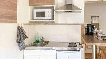 Refrigerador, microondas, parrilla de estufa y cafetera y tetera