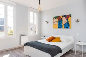 Een strijkplank/strijkijzer, reisbedje, wifi, beddengoed