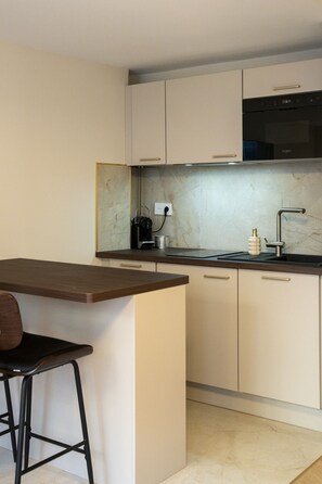 Cafetera/tetera, refrigerador, microondas, placa de cocina