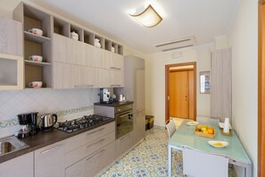 Wasserkocher mit Kaffee-/Teezubehör, Kühlschrank, Mikrowelle, Ofen